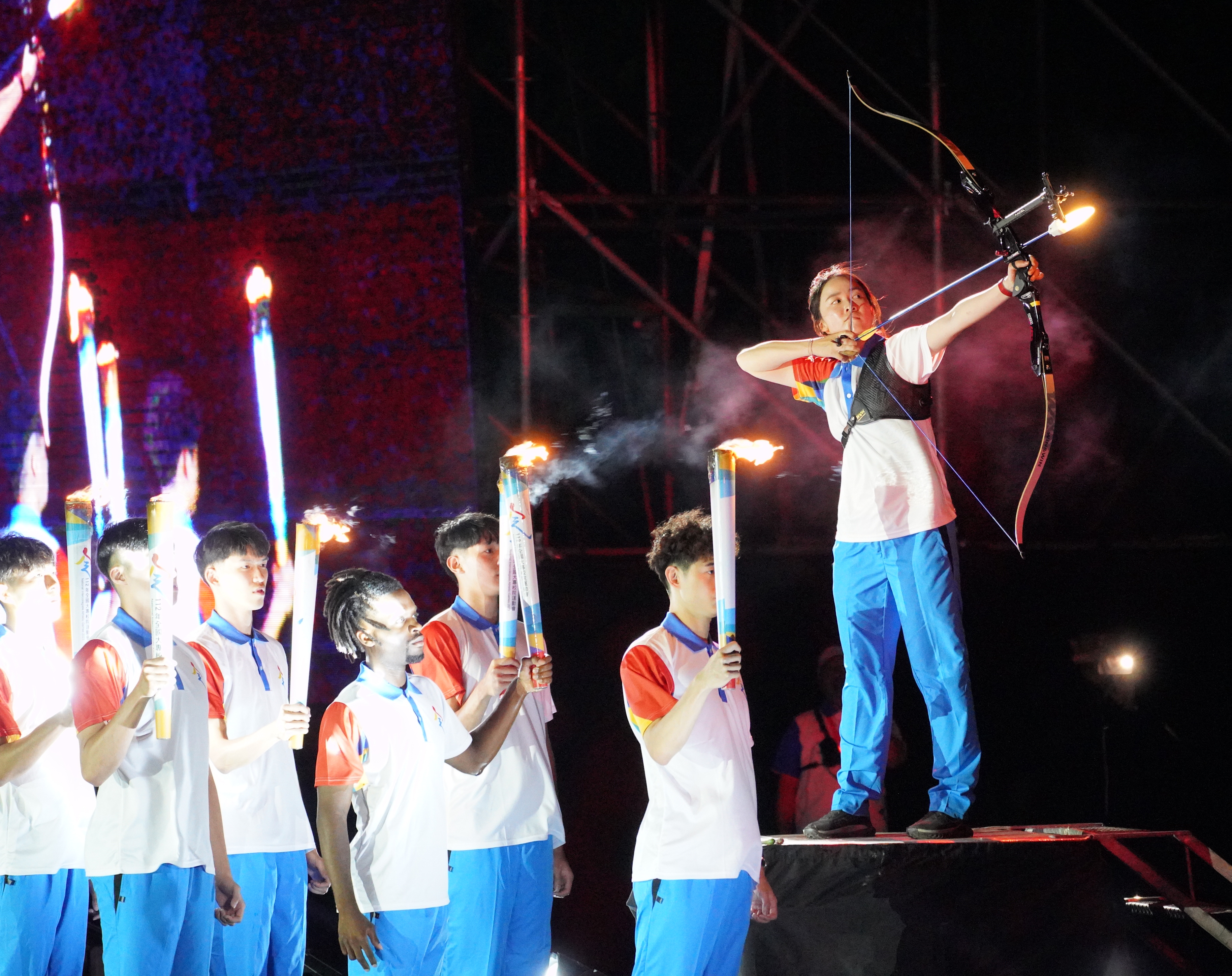 (圖)The lighting of the sacred flame by bow and arrow at the National Intercollegiate Athletic Games 2023 took the level of excitement of the opening ceremony to a high point.